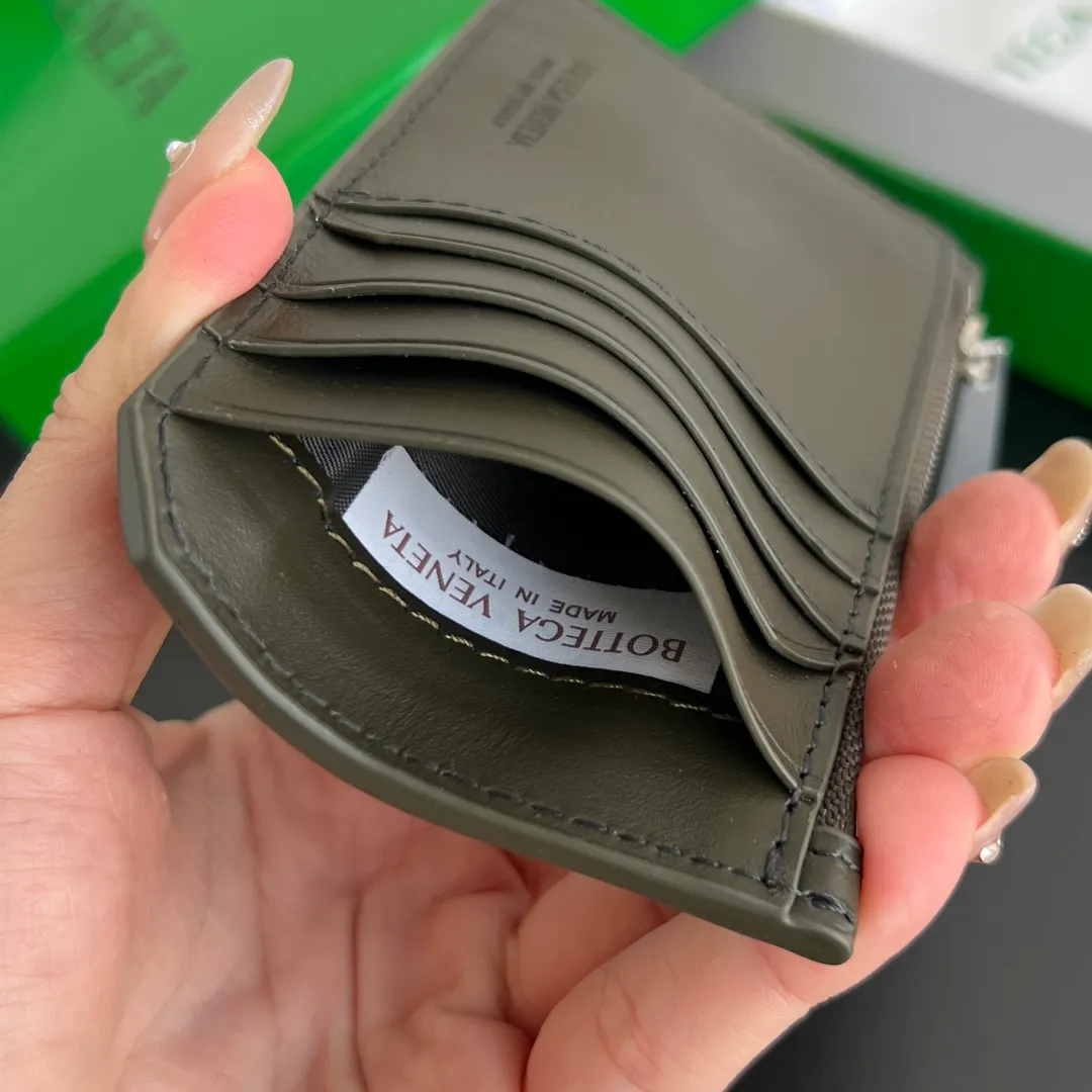 BV’s new 805827 vertical zipper card holder 🎈 The classic small woven work that I miss 0.7 is back. It’s really very design-friendly. The calfskin texture is high-end. It’s carefully designed with five card slots and a central compartment. You can also put cash in for daily use. You deserve to have such an thoughtful design. Size: 12*7*0.5 layers cm P540